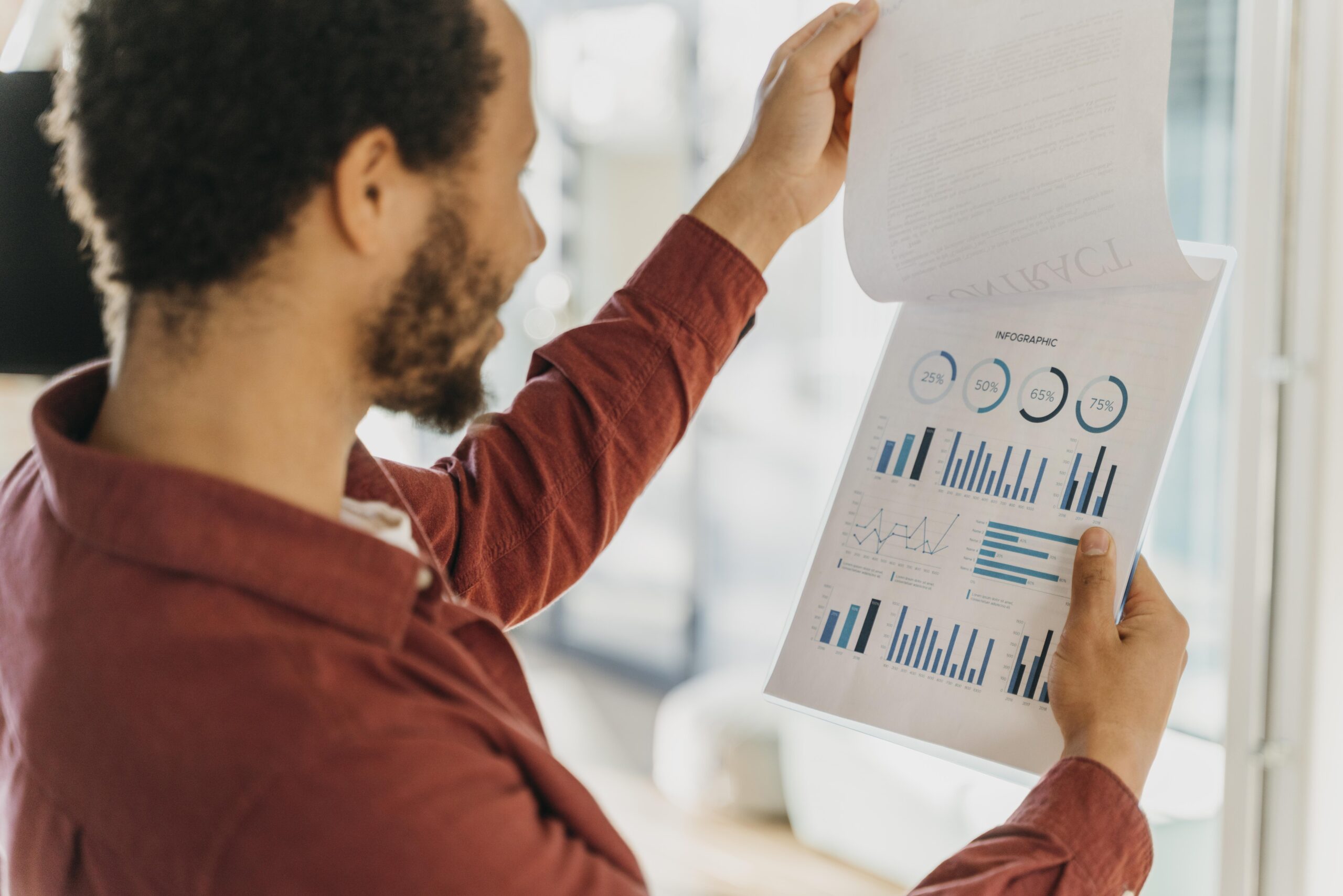 profissional analisando dados para representar um texto sobre indicadores de qualidade em uma empresa
